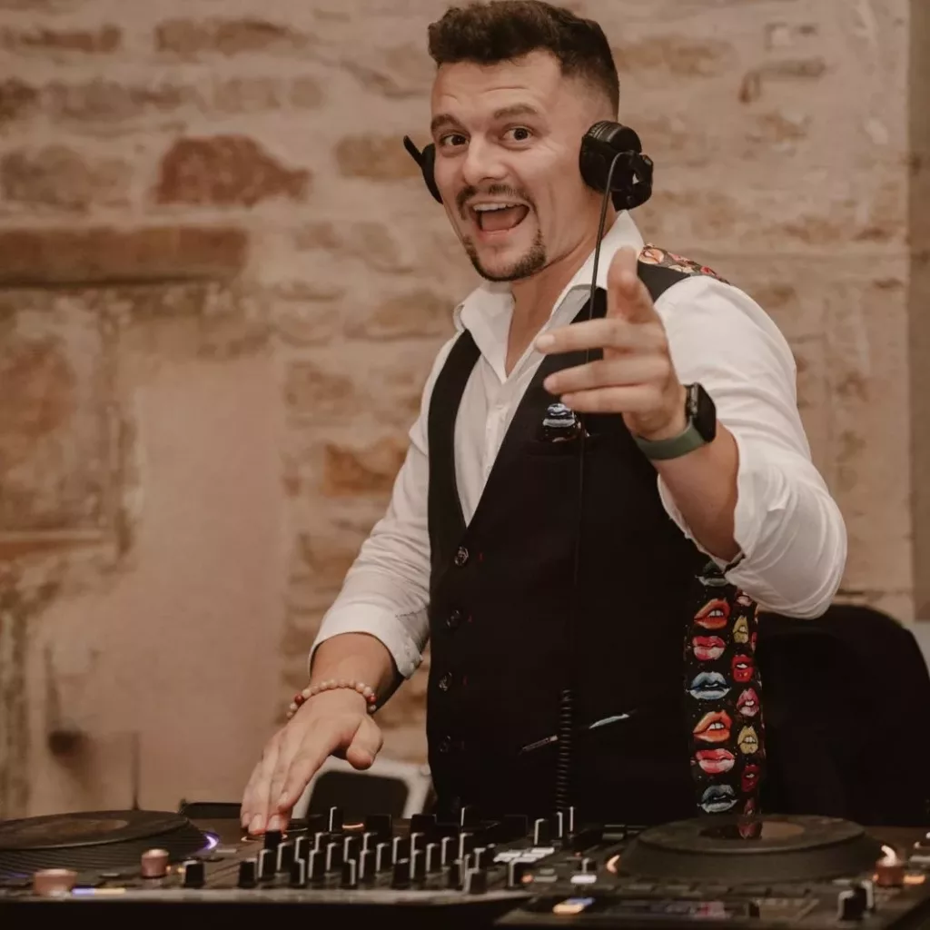 DJ mariage à Lyon – Animation musicale de soirée avec éclairage LED et sonorisation