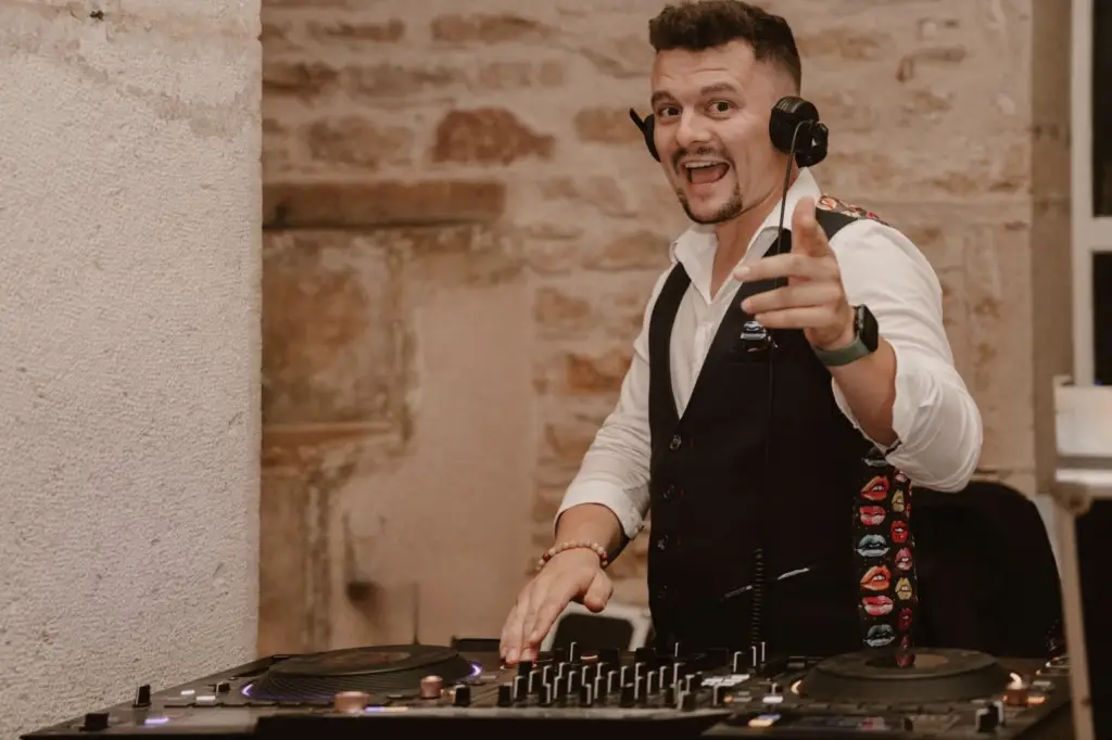 VOLTEZ EVENTS - DJ & Prestataire Audiovisuel à Lyon